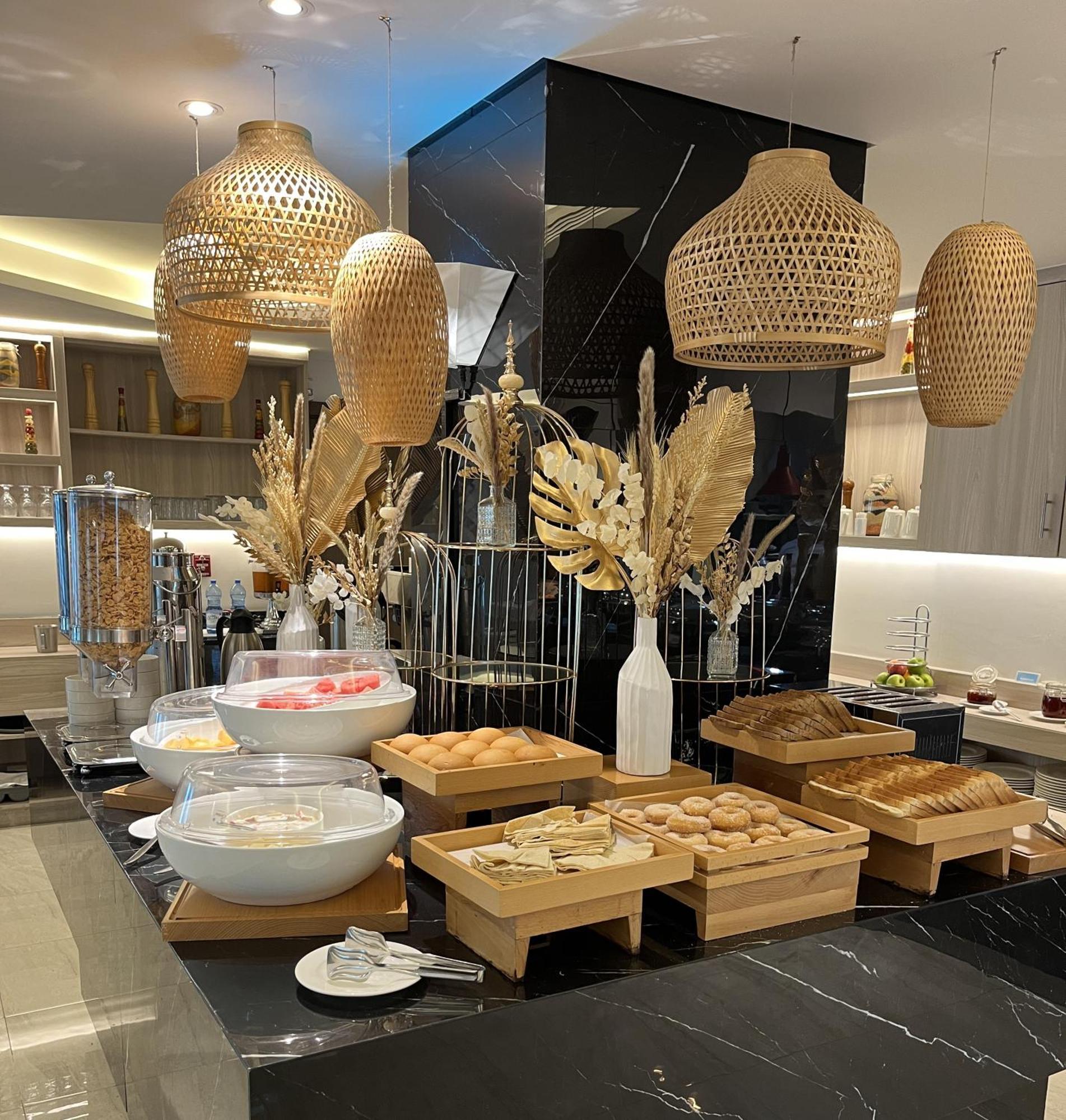 C - Hotel And Suites Doha Exterior foto